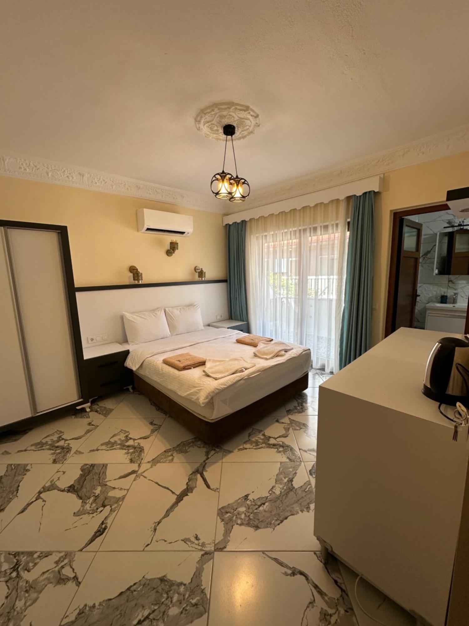 Palm Hotel *